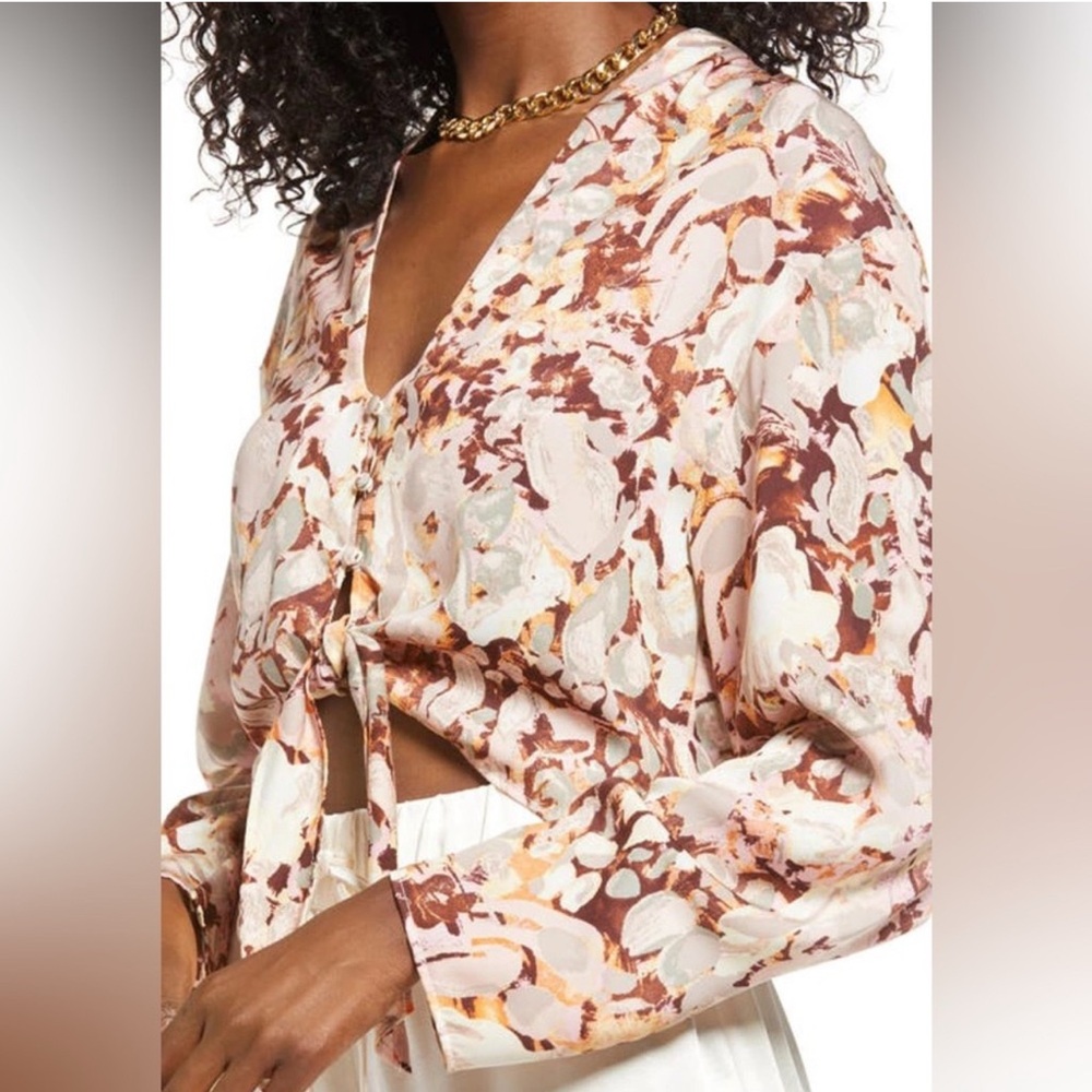 Elegant Floral Tie-Front Blouse - Picture 5 of 5